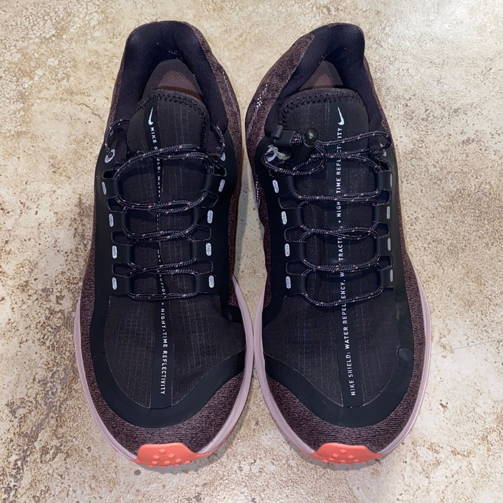NIKE women’s size 7.5 Winflo 5 Shield running shoe